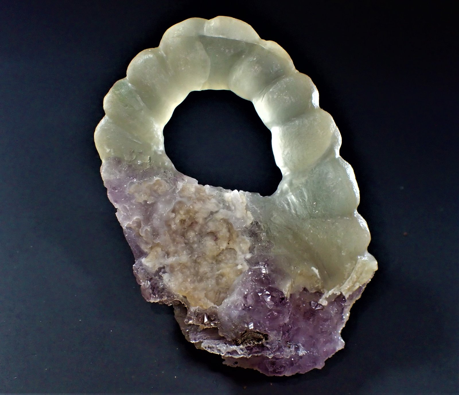 Fluorite, Quartz (variety amethyst)
90 mm x 70 mm x 48 mm
(Autor: Don Lum)