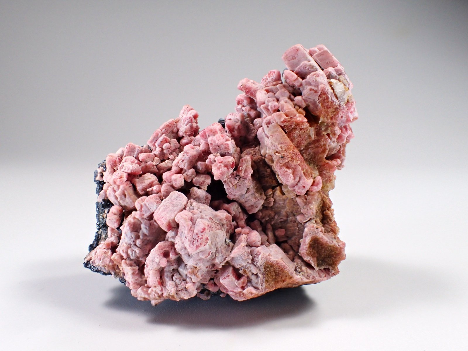 Rhodonite, Franklinite
56 mm x 42 mm x 46 mm
(Autor: Don Lum)