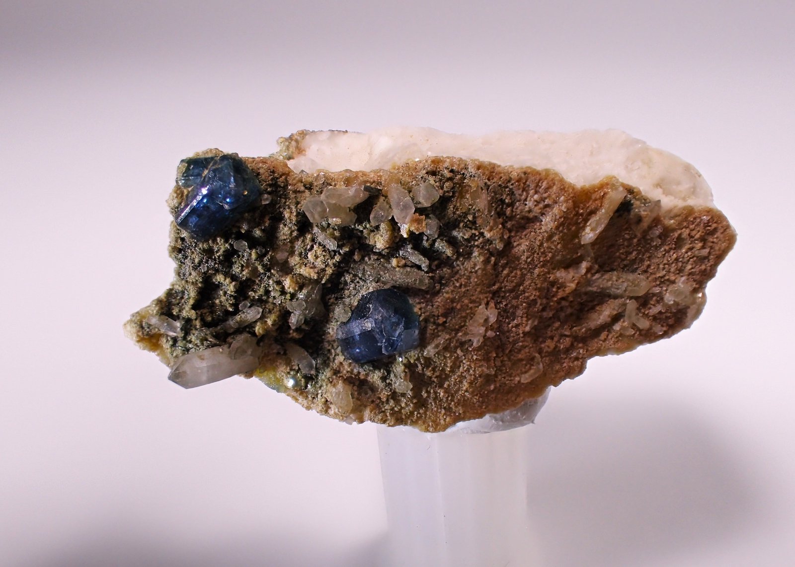 Fluorapatite, Quartz
32 mm x 21 mm
(Autor: Don Lum)