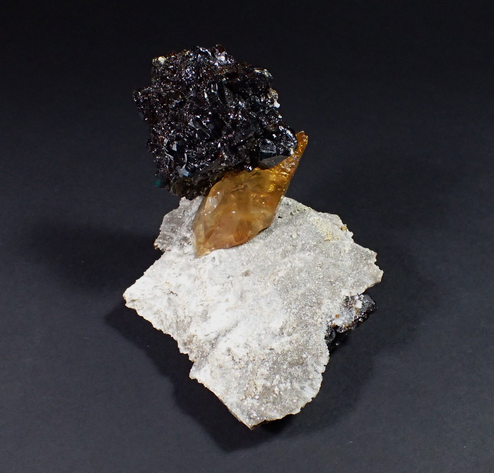 Sphalerite, Calcite, Dolomite
125 mm x 77 mm
(Autor: Don Lum)
