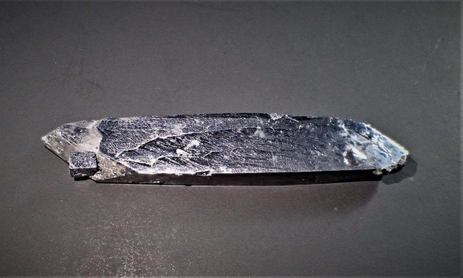 Galena
59 mm x 5 mm x 6 mm
(Autor: Don Lum)