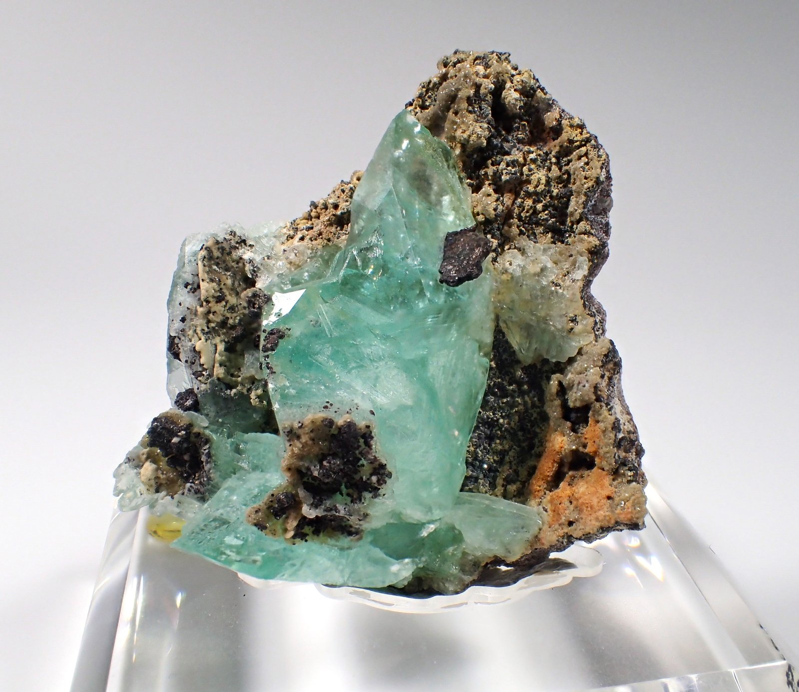 Phosphophyllite, Siderite,  Pyrite
50 mm x 45 mm x 24 mm
(Autor: Don Lum)