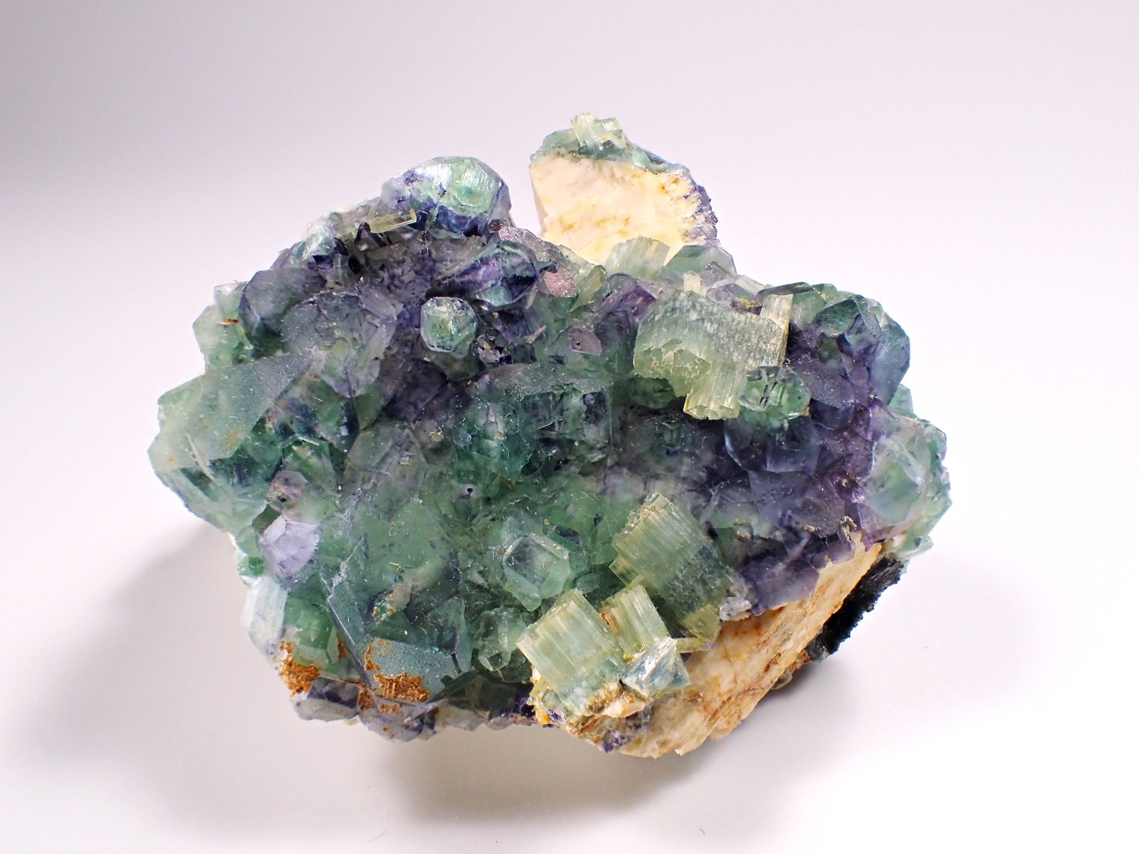 Beryl (variety aquamarine, variety heliodor), Fluorite, Feldspar
71 mm x 63 mm x 57 mm
(Autor: Don Lum)