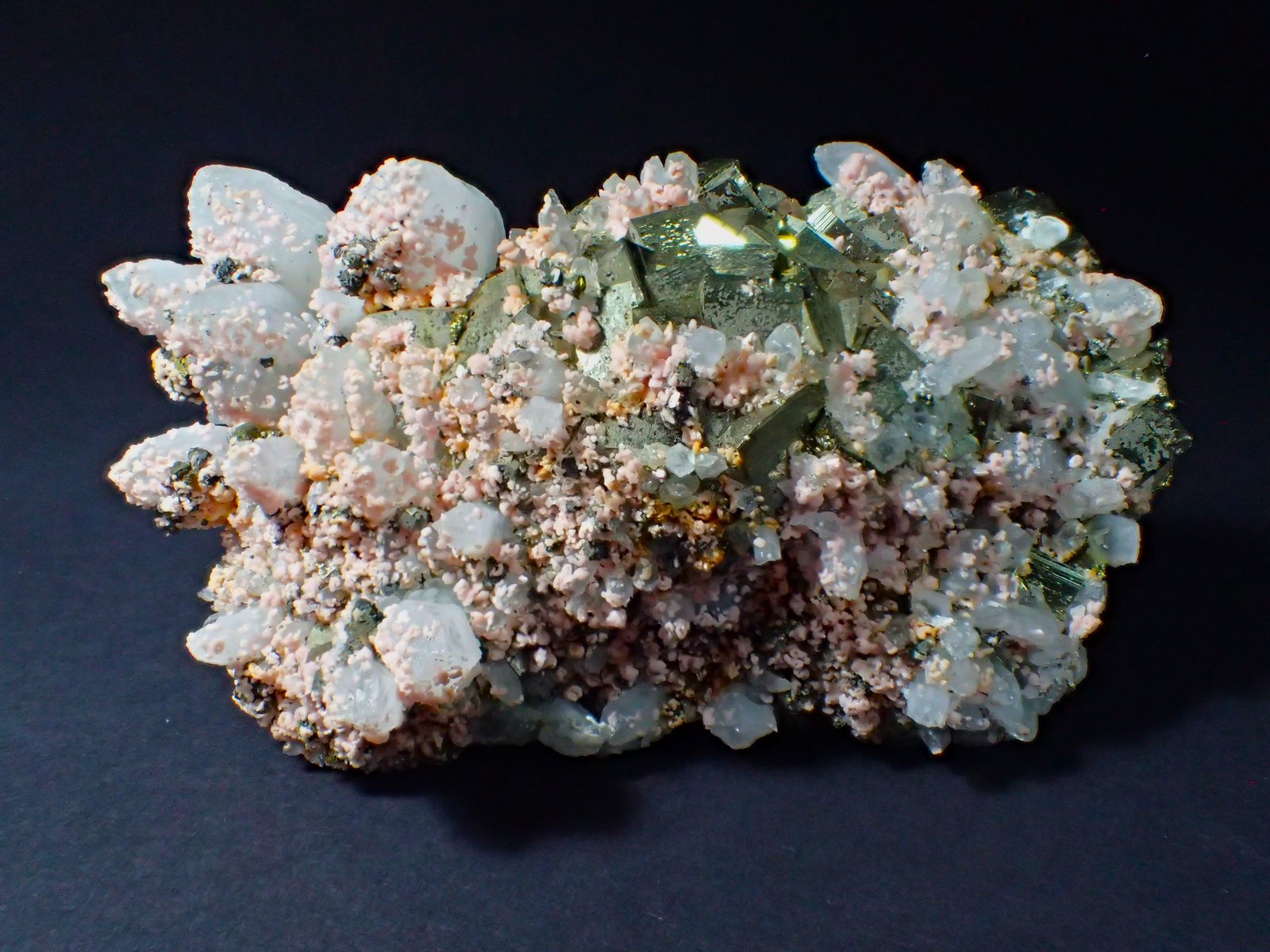 Rhodochrosite, Pyrite, Quartz
126 mm x 69 mm x 41 mm
(Autor: Don Lum)