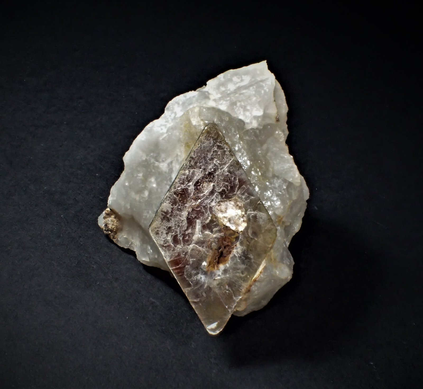 Muscovite, Quartz
64 mm x 61 mm x 54 mm
(Autor: Don Lum)