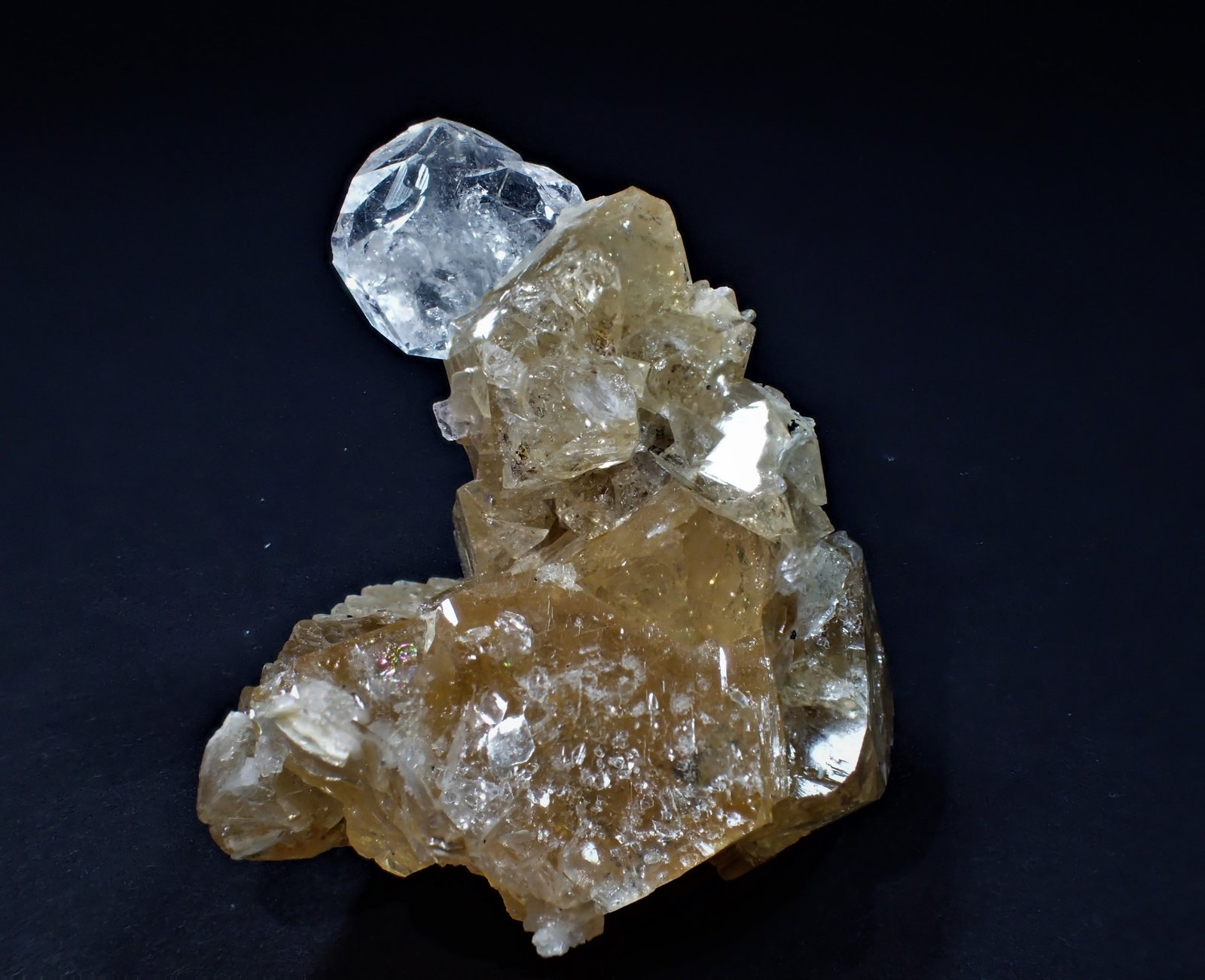 Beryl, Scheelite
46mm x 42mm x 40mm
(Autor: Don Lum)