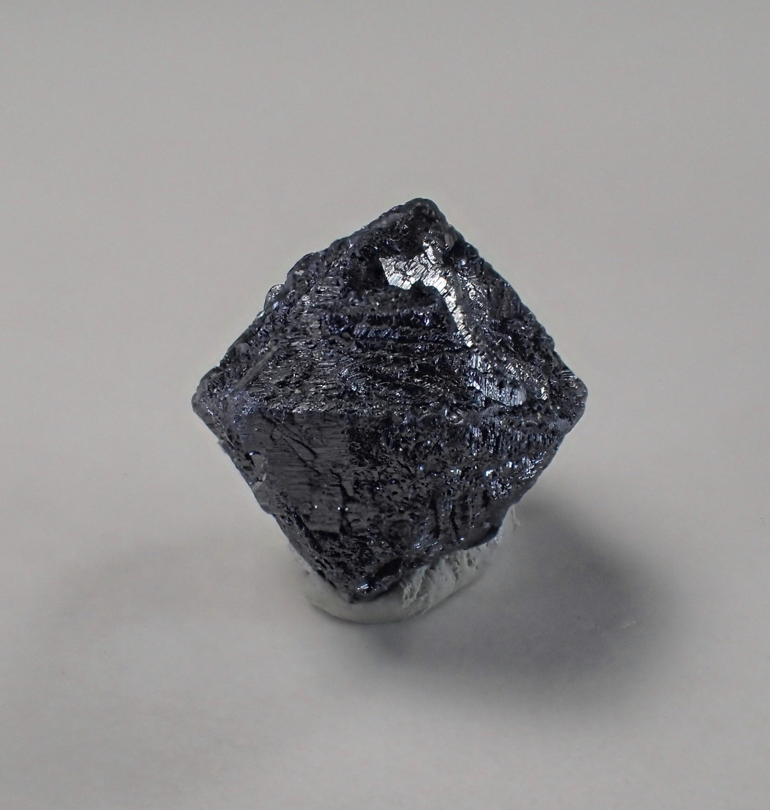 Rutile Paramorph after Brookite
13.4 mm x 12.7 mm x 12.3 mm
(Autor: Don Lum)