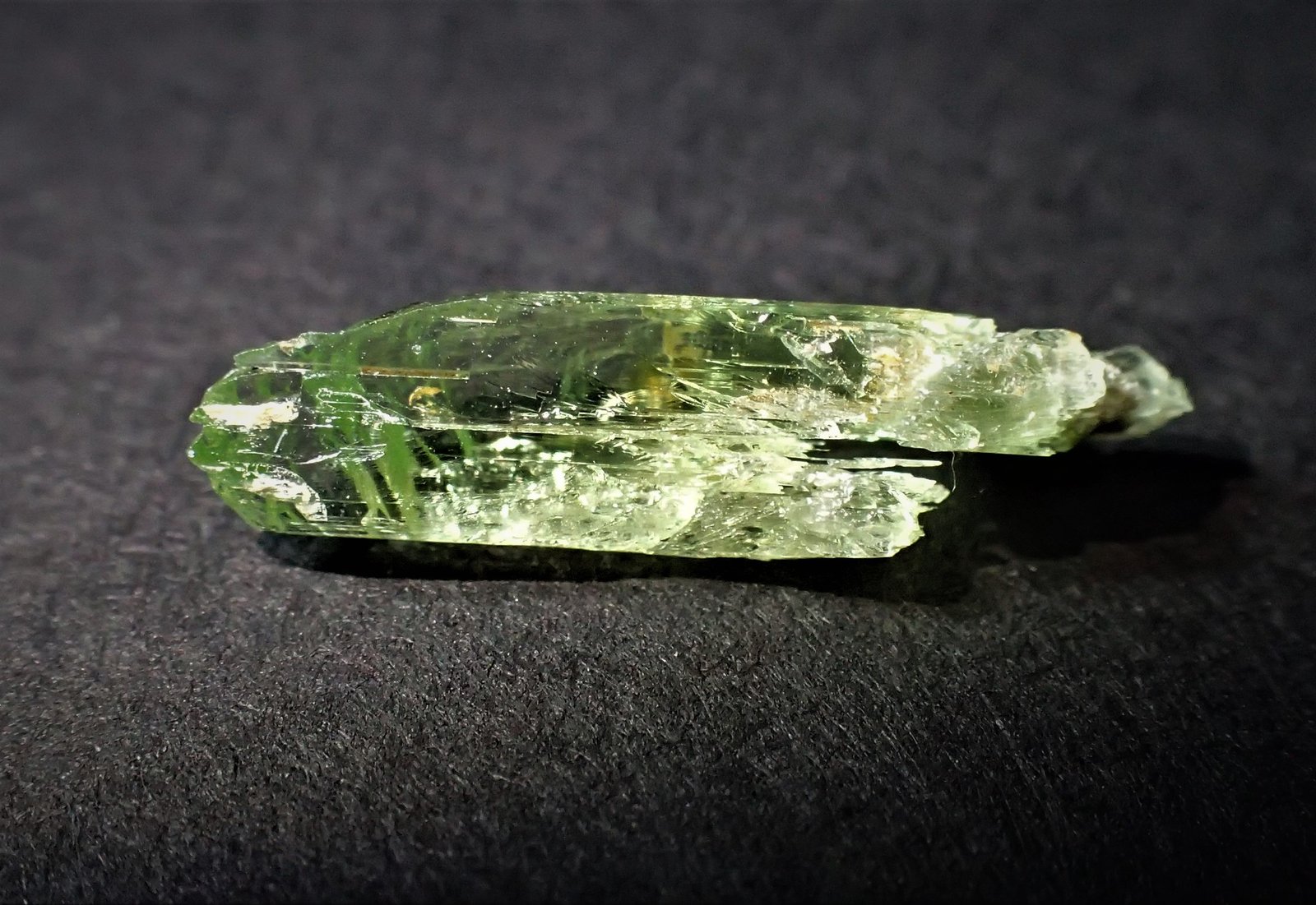 Spodumene (variety hiddenite)
19 mm x 6 mm
(Autor: Don Lum)