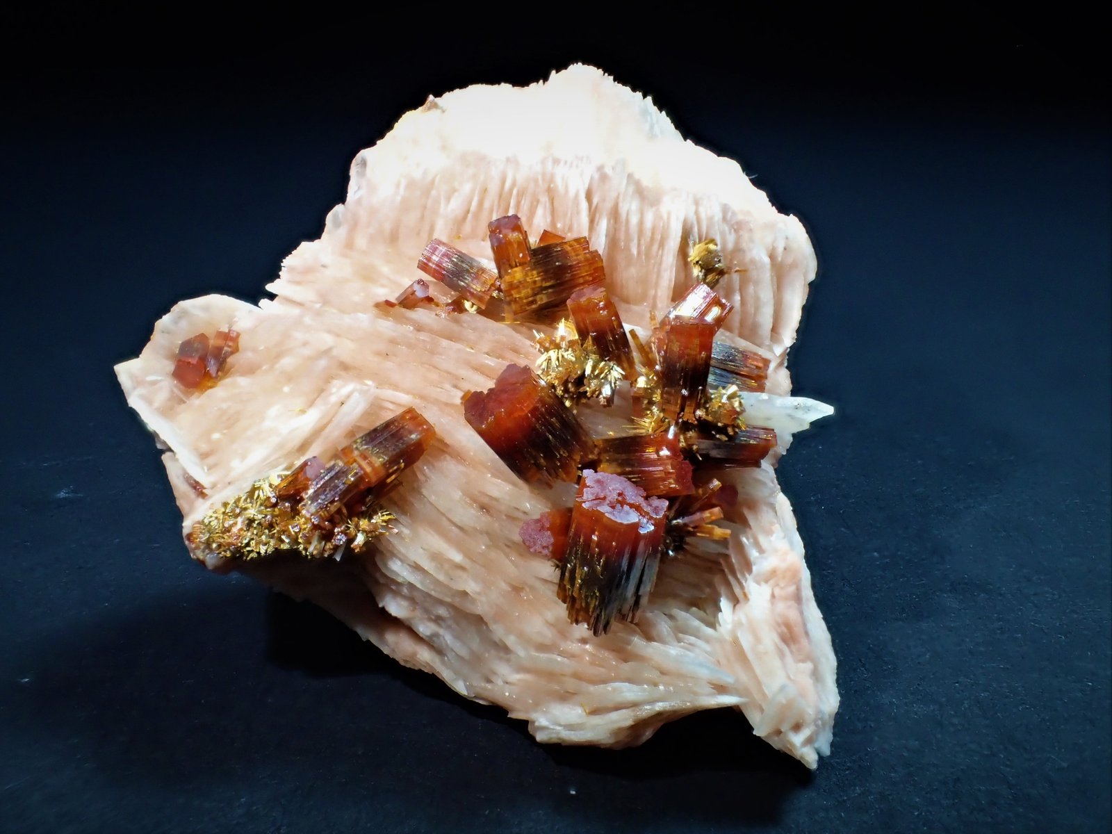 Vanadinite, Baryte
37 mm x 32 mm x 37 mm
(Autor: Don Lum)