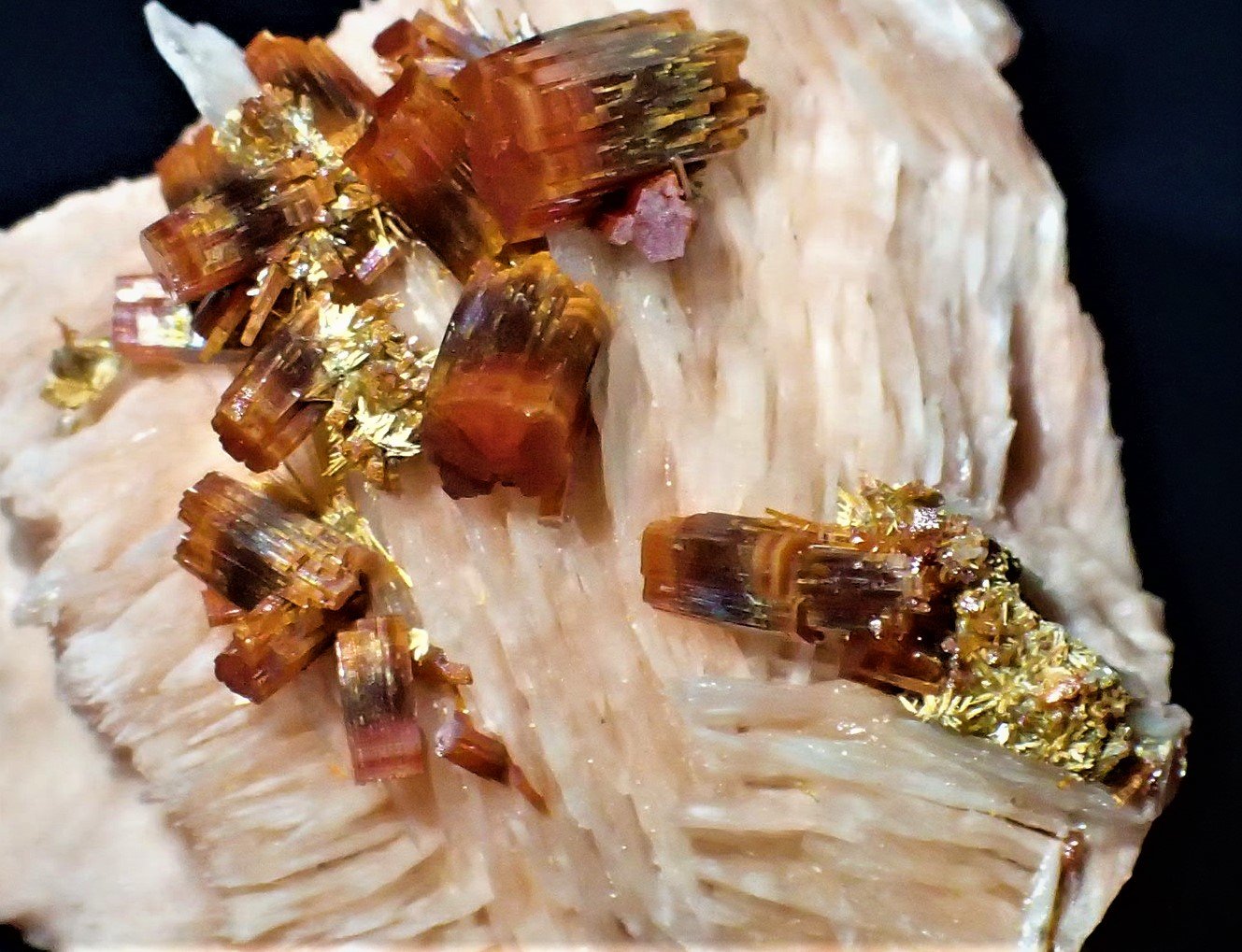 Vanadinite, Baryte
37 mm x 32 mm x 37 mm
(Autor: Don Lum)