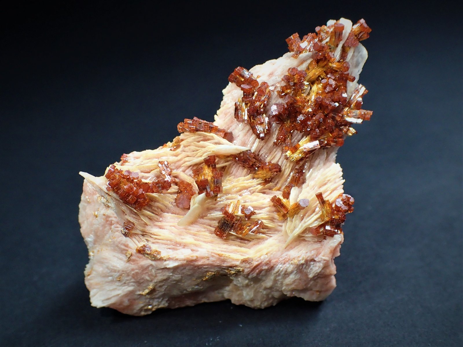 Vanadinite, Baryte
42 mm x 41 mm x 27 mm
(Autor: Don Lum)