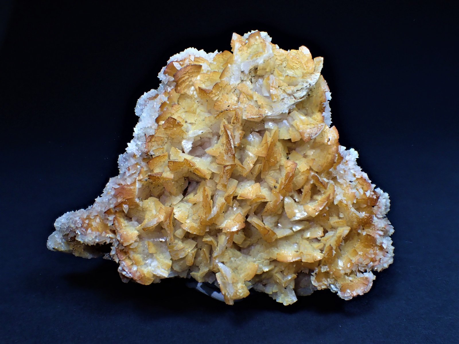 Dolomite, Calcite
84 mm x 55 mm x 45 mm
(Autor: Don Lum)