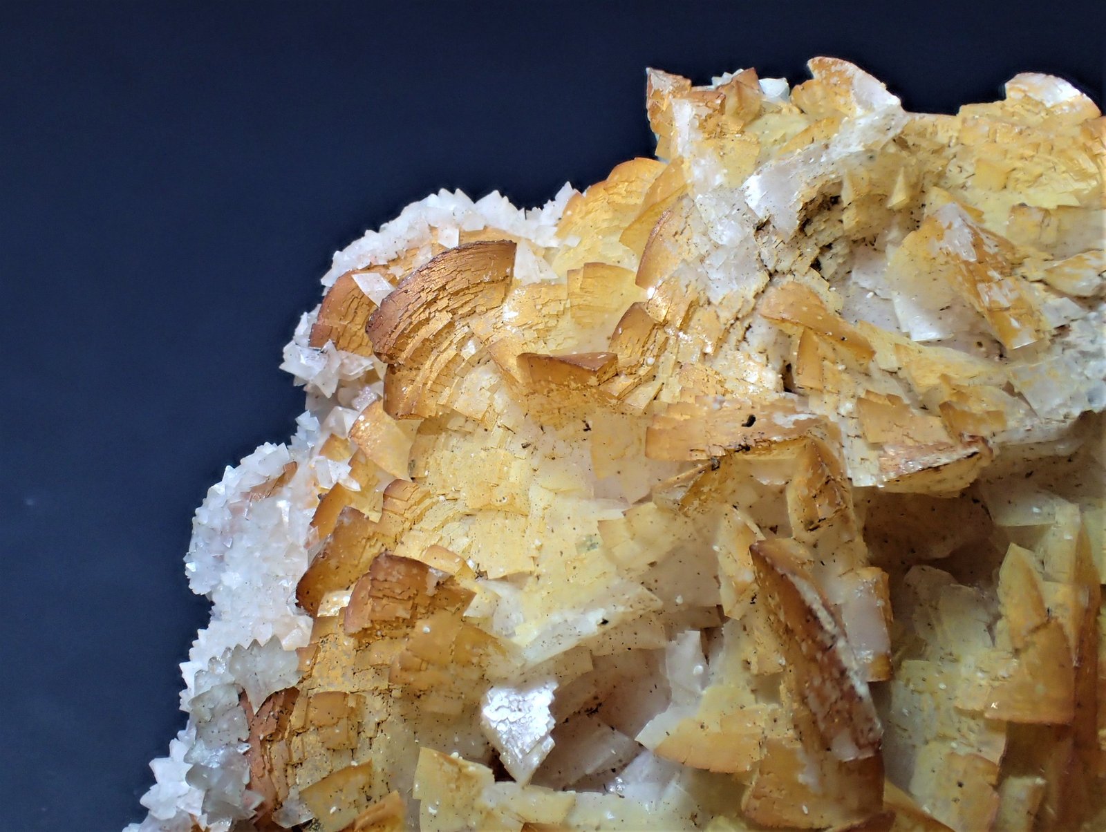 Dolomite, Calcite
84 mm x 55 mm x 45 mm
(Autor: Don Lum)