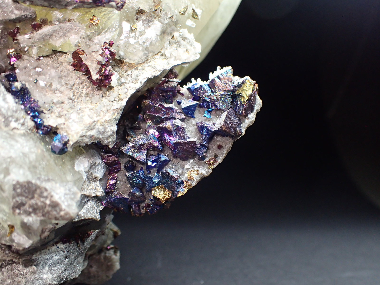 Calcite, Chalcopyrite
291 mm x 160 mm
(Autor: Don Lum)