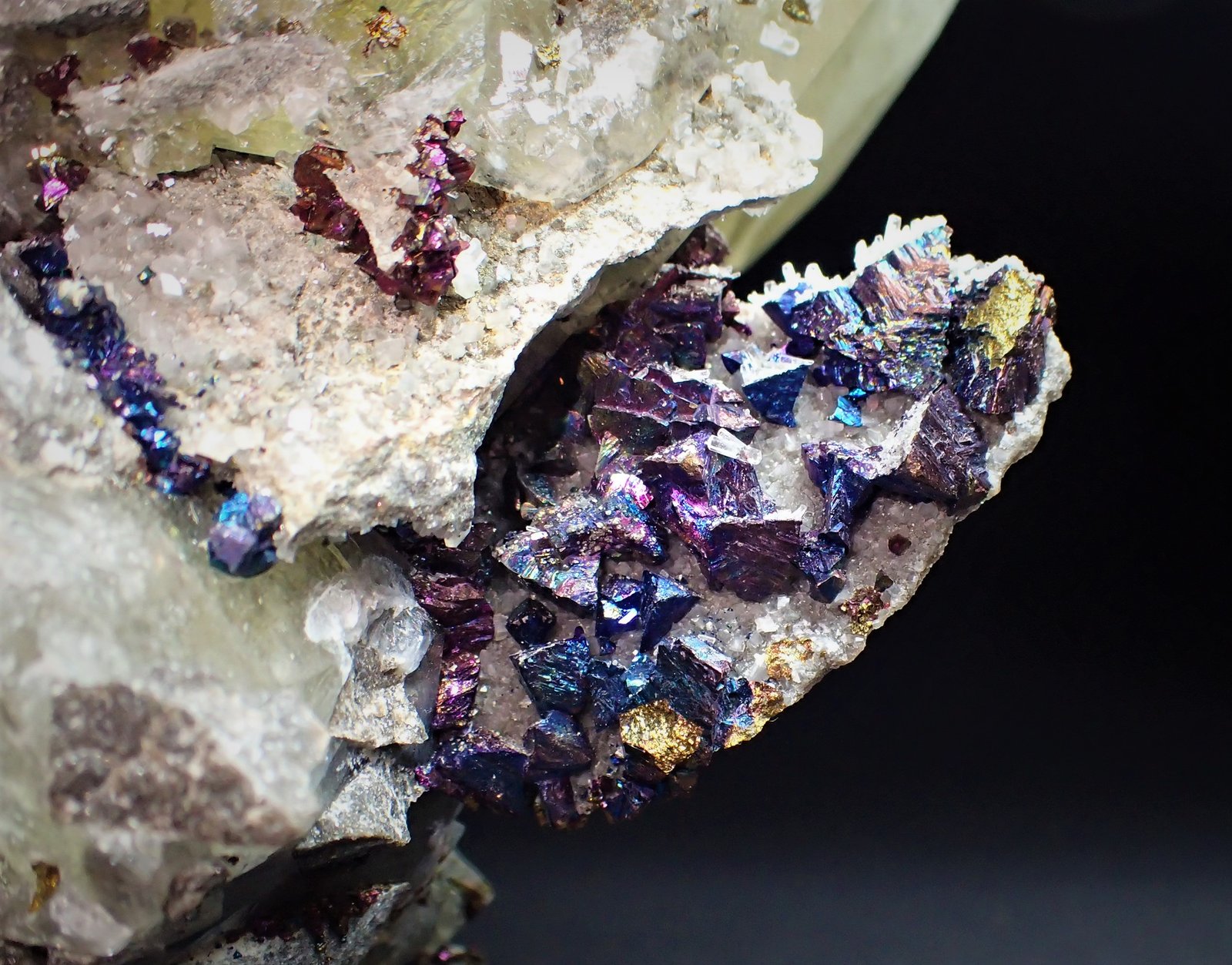 Calcite, Chalcopyrite
291 mm x 160 mm
(Autor: Don Lum)