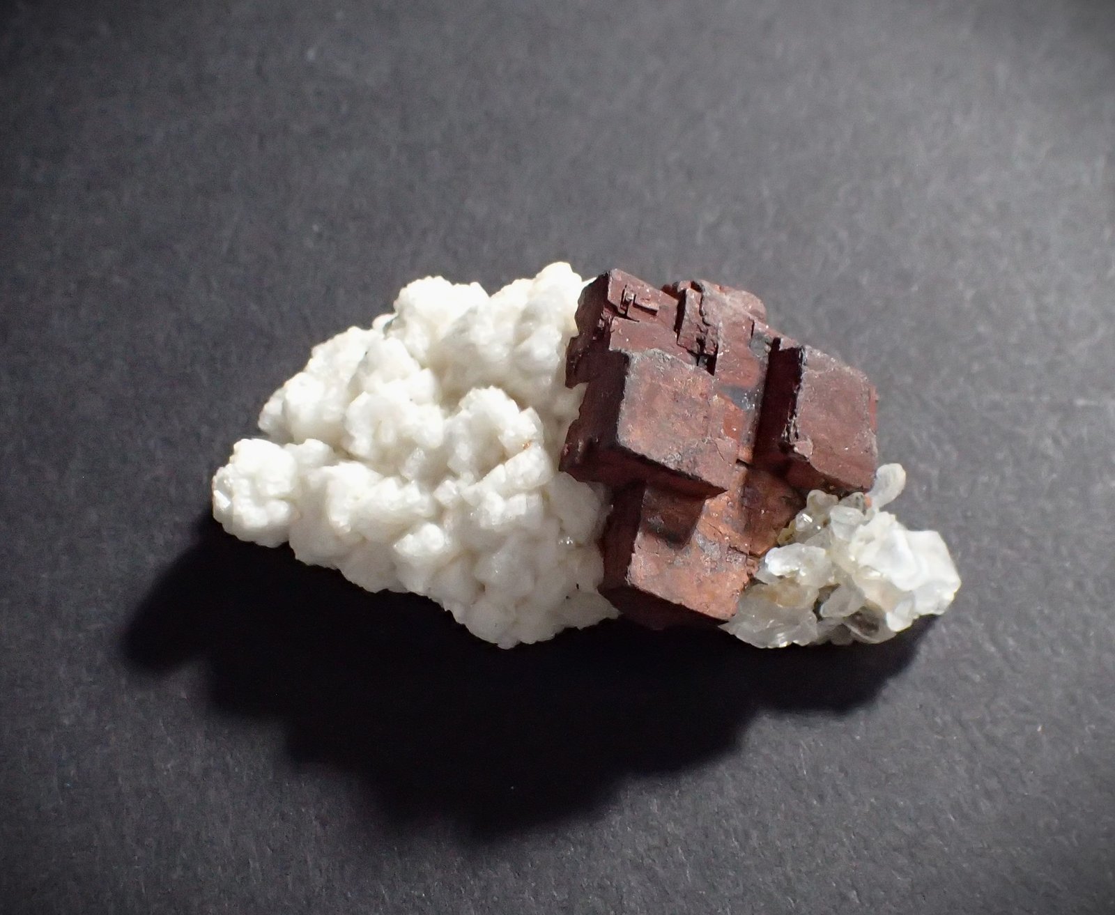 'Tantalite', Quartz
50 mm x 25 mm x 22 mm
(Autor: Don Lum)