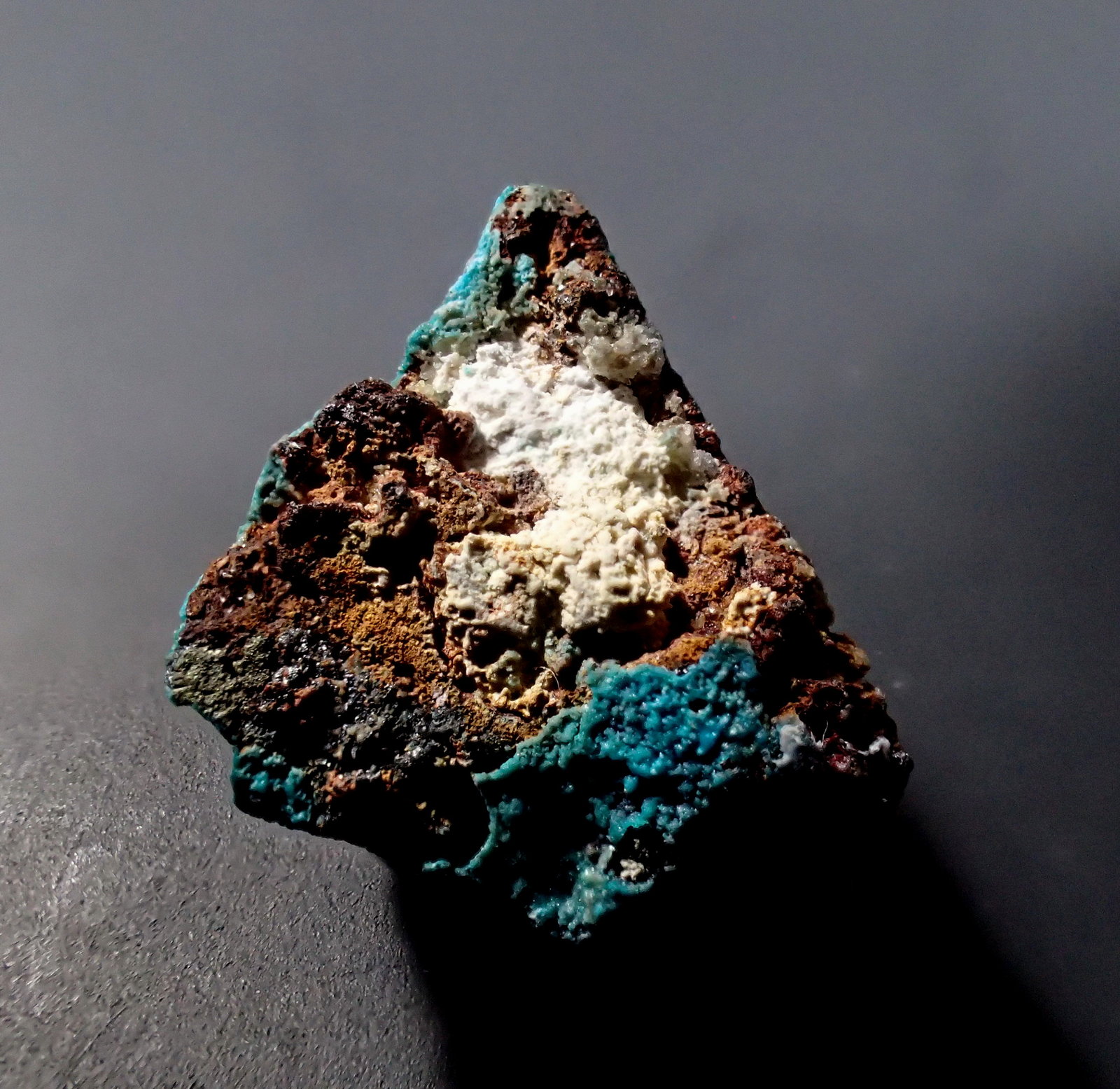 Alfredopetrovite, Chalcomenite, Ahlfeldite
15 mm x 10 mm x 8 mm
(Autor: Don Lum)