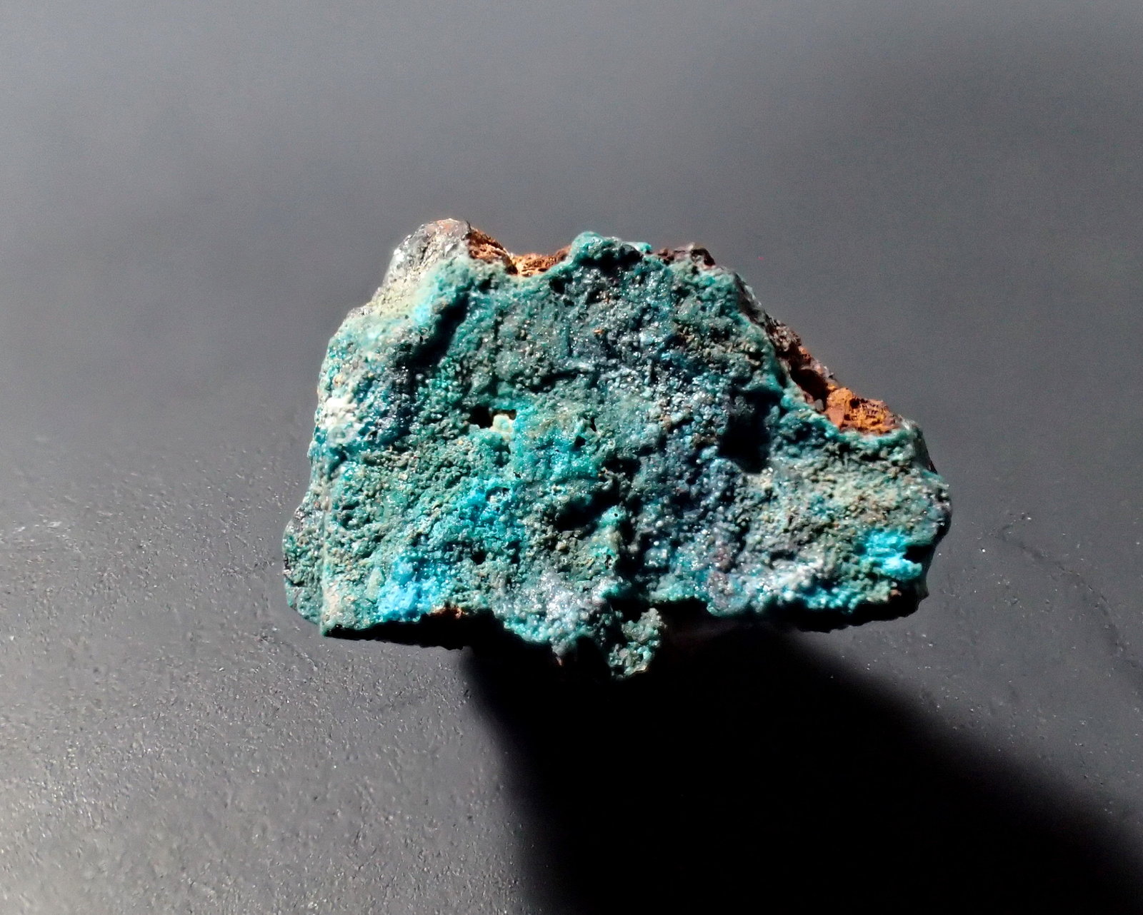 Alfredopetrovite, Chalcomenite, Ahlfeldite
15 mm x 10 mm x 8 mm
(Autor: Don Lum)