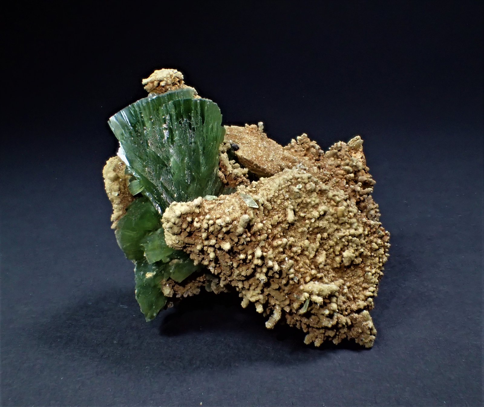 Ludlamite, Siderite, Quartz
60 mm x 58 mm x 55 mm
(Autor: Don Lum)
