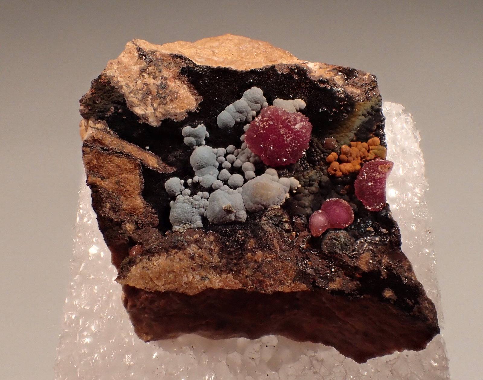 Kidwellite, Strengite, Rockbridgeite
27mm x 26mm x 16mm
(Autor: Don Lum)
