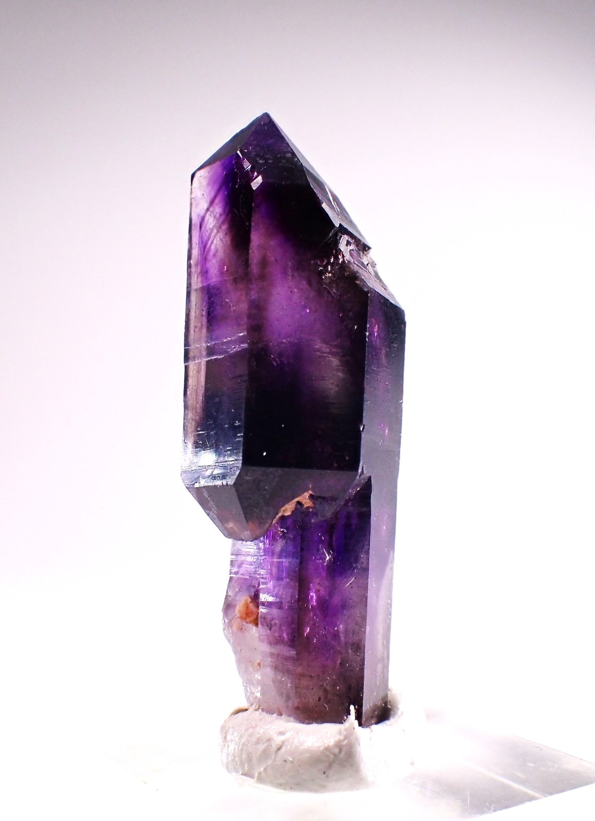 Quartz (variety amethyst scepter)
40 mm x 17 mm x 15 mm
(Autor: Don Lum)