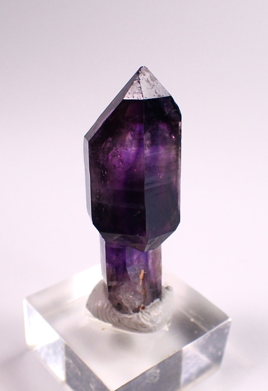 Quartz (variety amethyst scepter)
40 mm x 17 mm x 15 mm
(Autor: Don Lum)