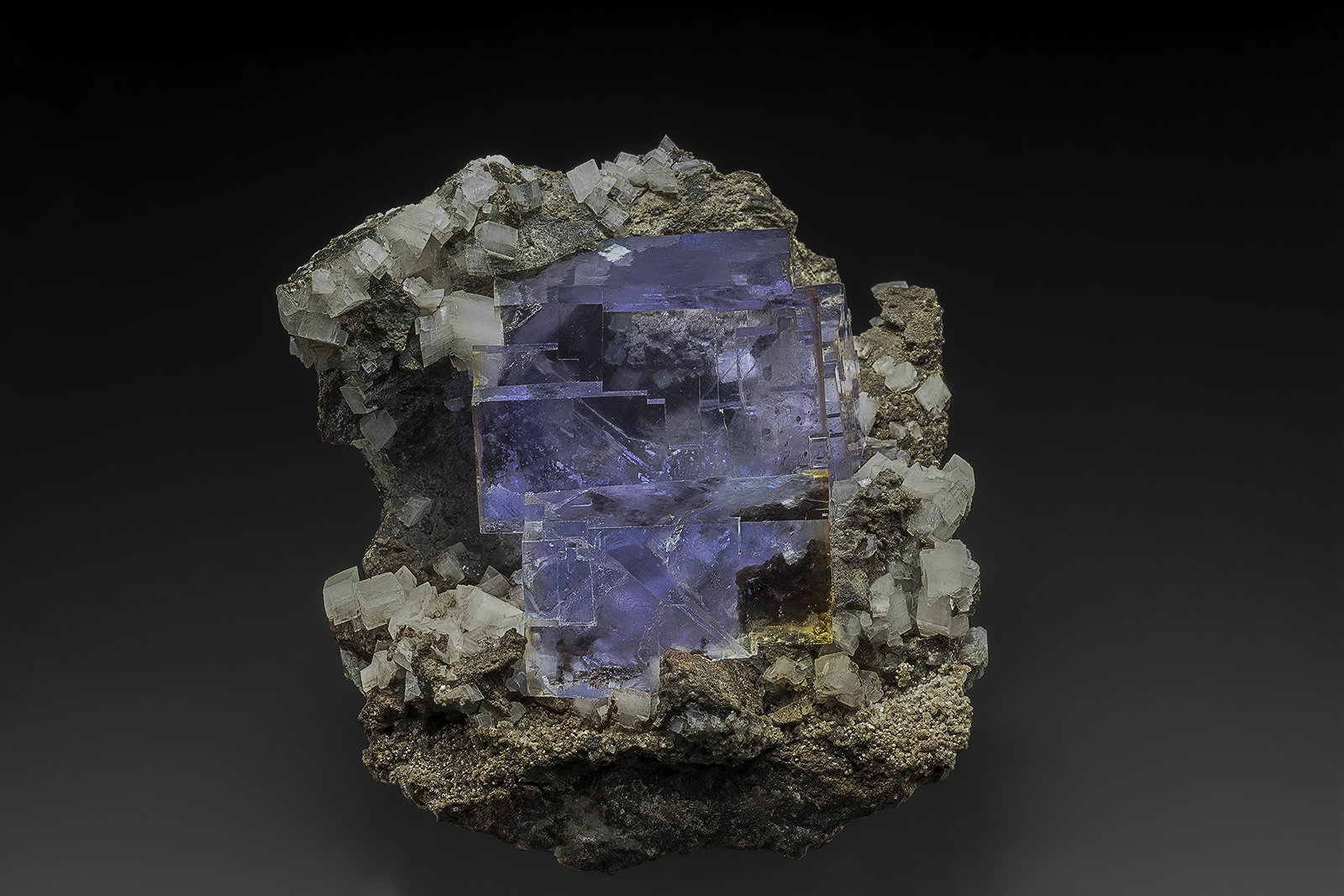 Fluorite, Dolomite
6.8 x 6.3 x6.5
(Autor: am mizunaka)