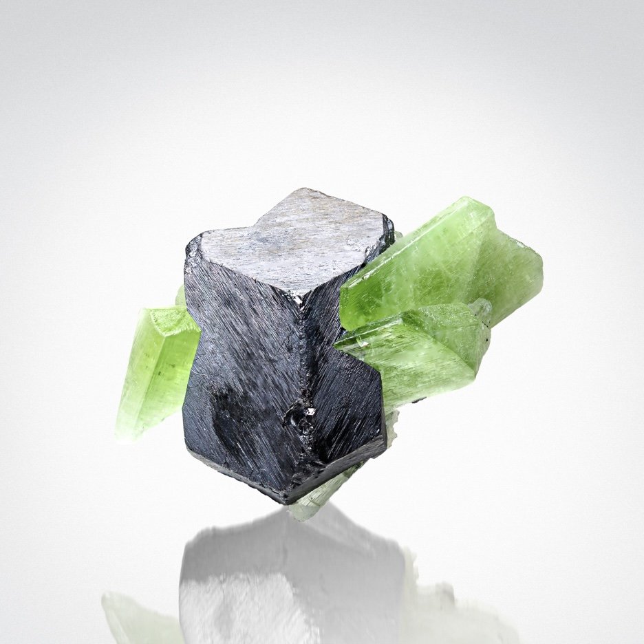 Peridot, Magnetite
37 x 26 x 14 mm
(Autor: TamaHiguchi)