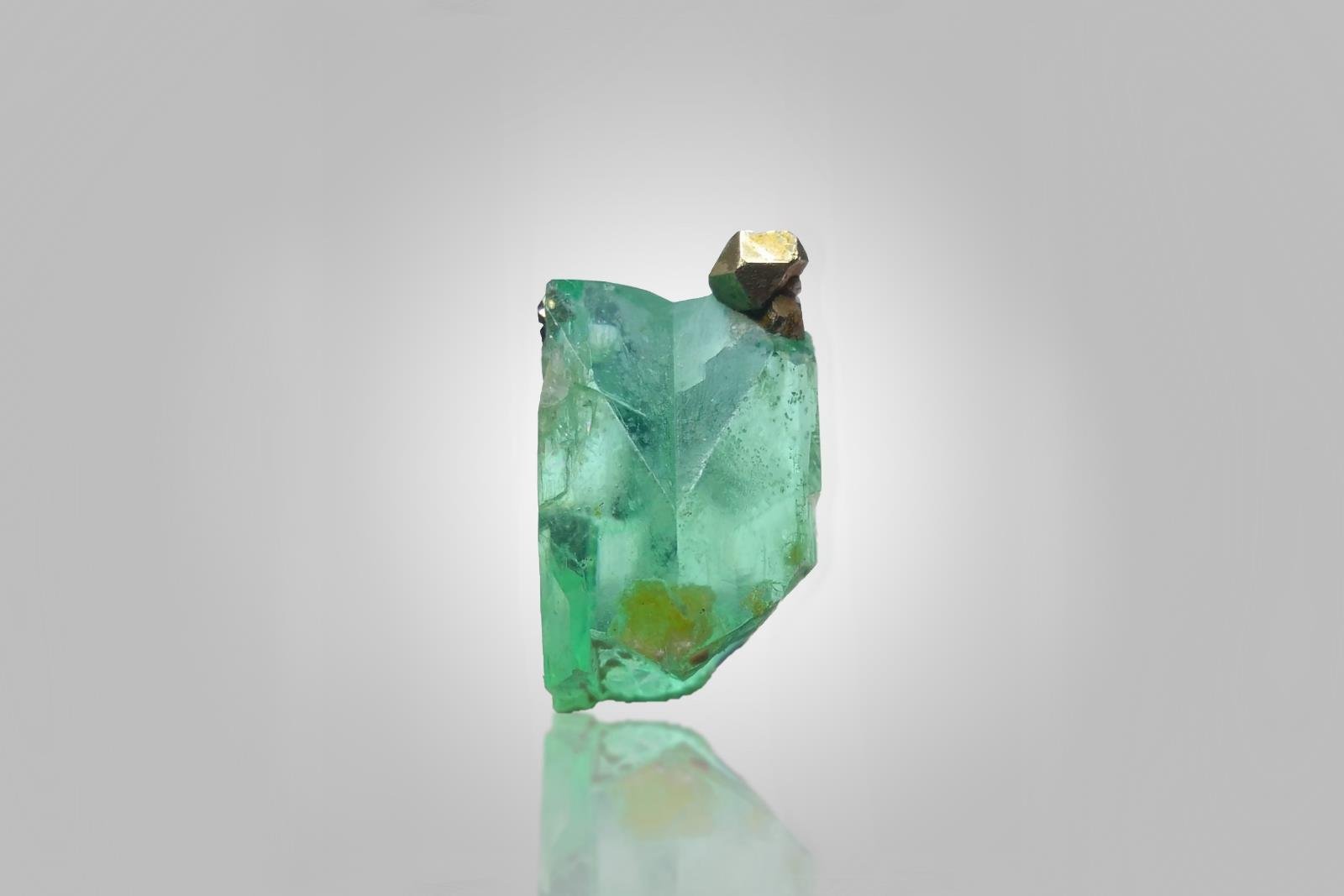 Phosphophyllite and Pyrite
16 x 10 x 13 mm
(Autor: SunYi)