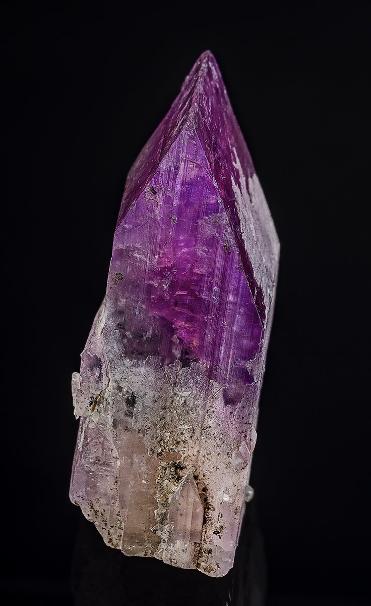 Zoisite (variety tanzanite)
3.8 x 1.3 x 1.5 cm
(Autor: am mizunaka)