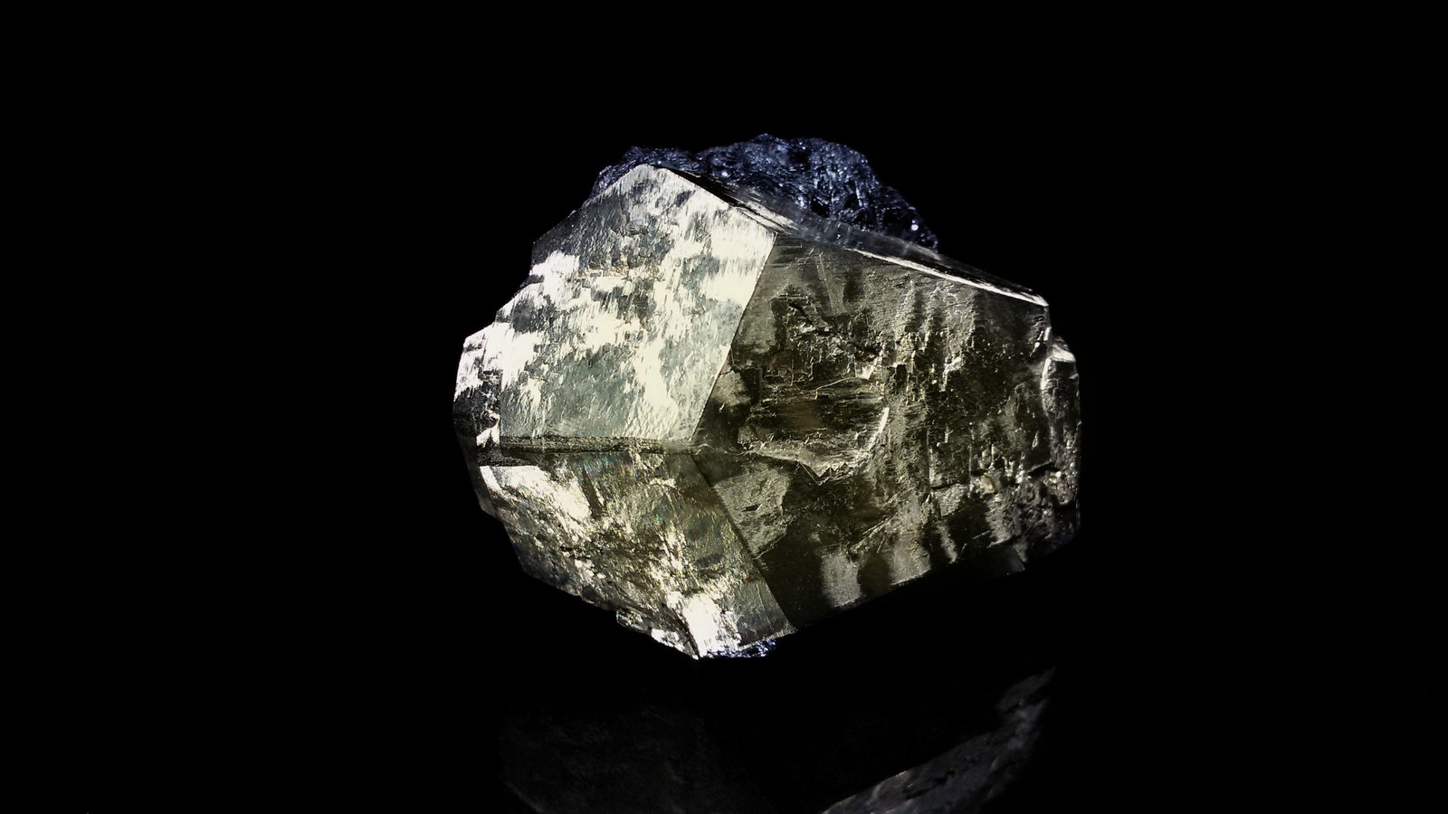 Pyrite on Hematite
mm.65x60x40
(Autor: Diego Pucci)