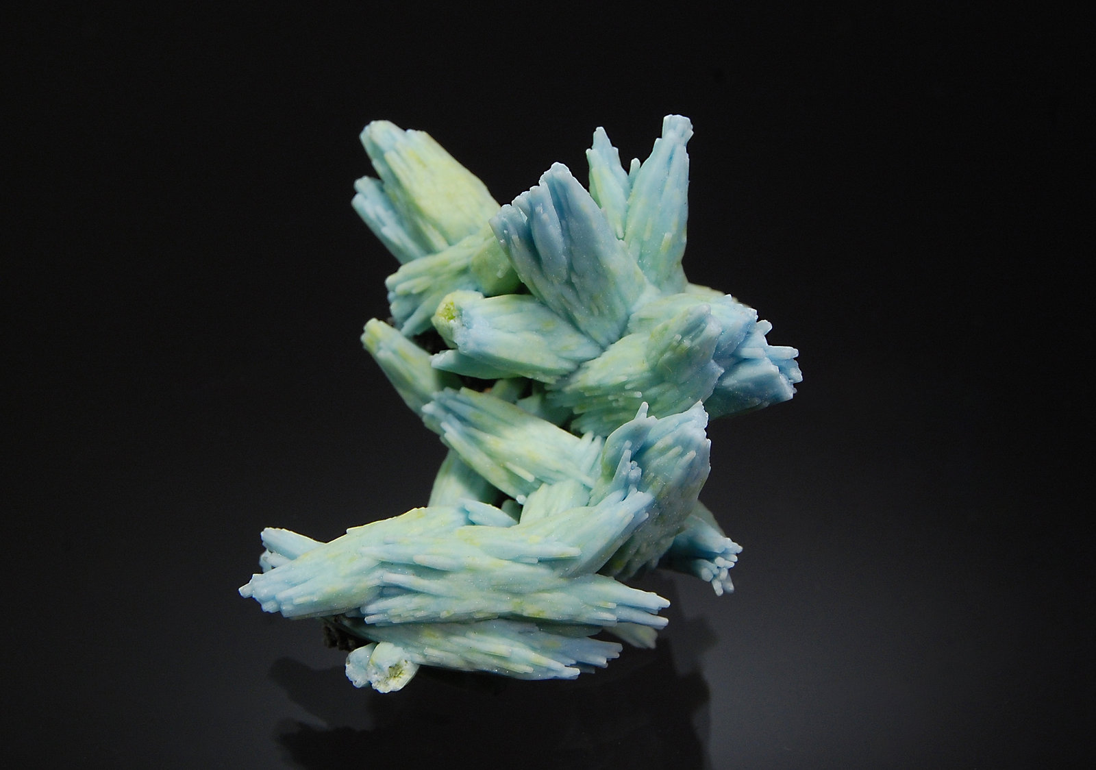 Plumbogummite ps. after Pyromorphite
3.5 x 4.2 cm
(Autor: Michael Shaw)