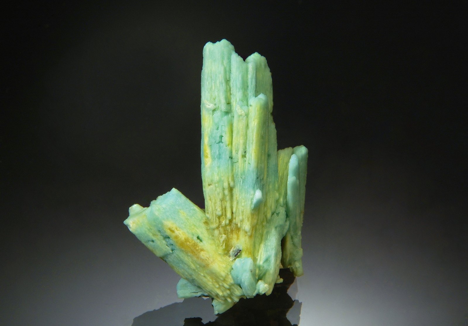 Plumbogummite ps. after pyromorphite
3.2 x 4.7 cm
(Autor: Michael Shaw)
