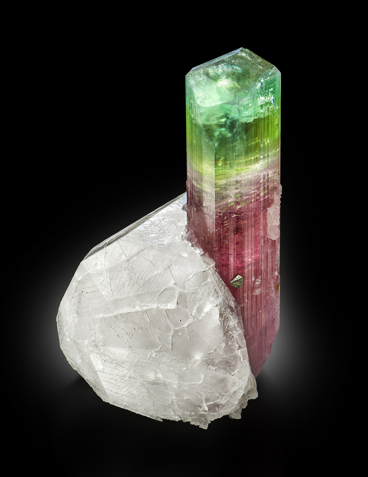 Pollucite
5 x 5 x 8 cm / main crystal: 5.4 cm.
(Autor: MIM Museum)