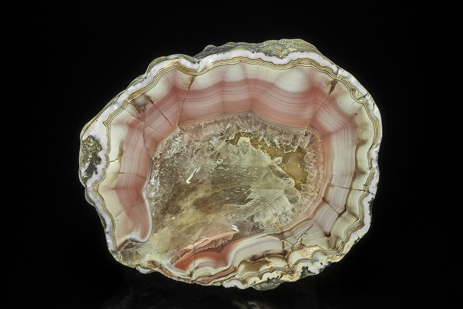 Quartz (variety agate)
9.0 x 7.8 x 5.8 cm
(Autor: am mizunaka)