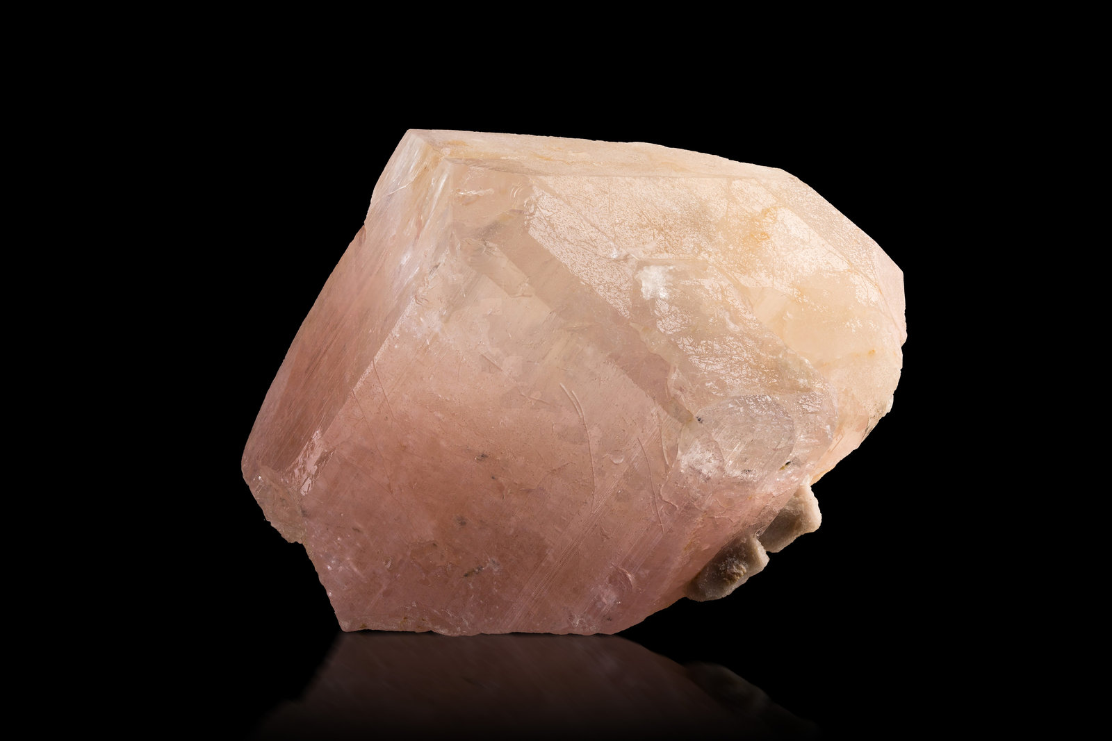 Poudretteite
5 x 7 x 4 cm / main crystal: 6.5 cm.
(Autor: MIM Museum)