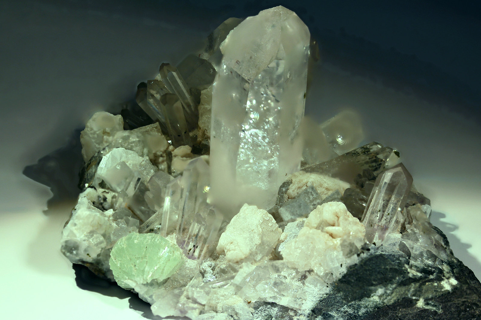 Prehnite and Quartz
H: 6 cm x W: 12 cm x D: 7.5 cm
(Autor: Adrian Pripoae)