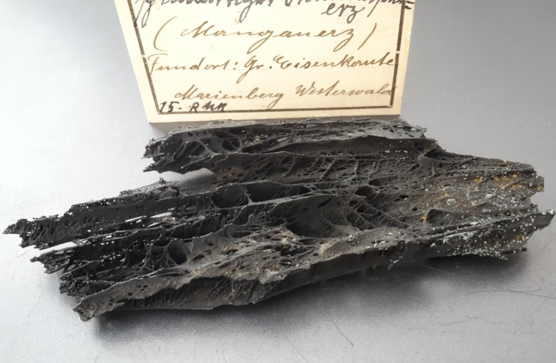 manganese oxides (psilomelane)
9 x 4 cm
(Autor: Andreas Gerstenberg)