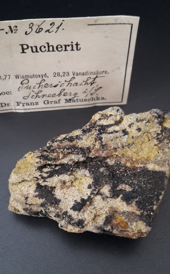 Pucherite
6 x 4 cm
(Autor: Andreas Gerstenberg)