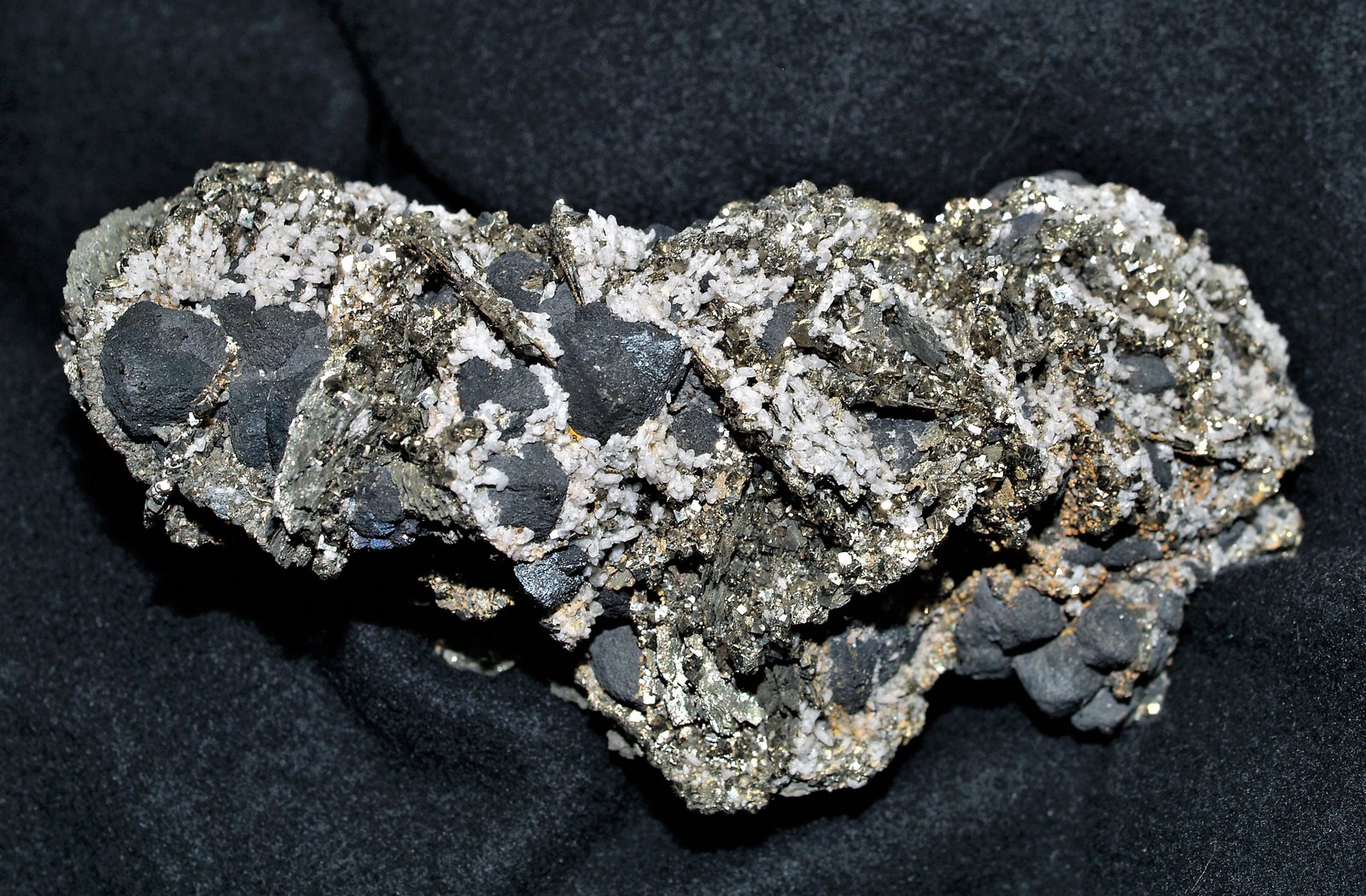 Pyrrhotite
11x4x4 cm
(Autor: Joseph DOliveira)