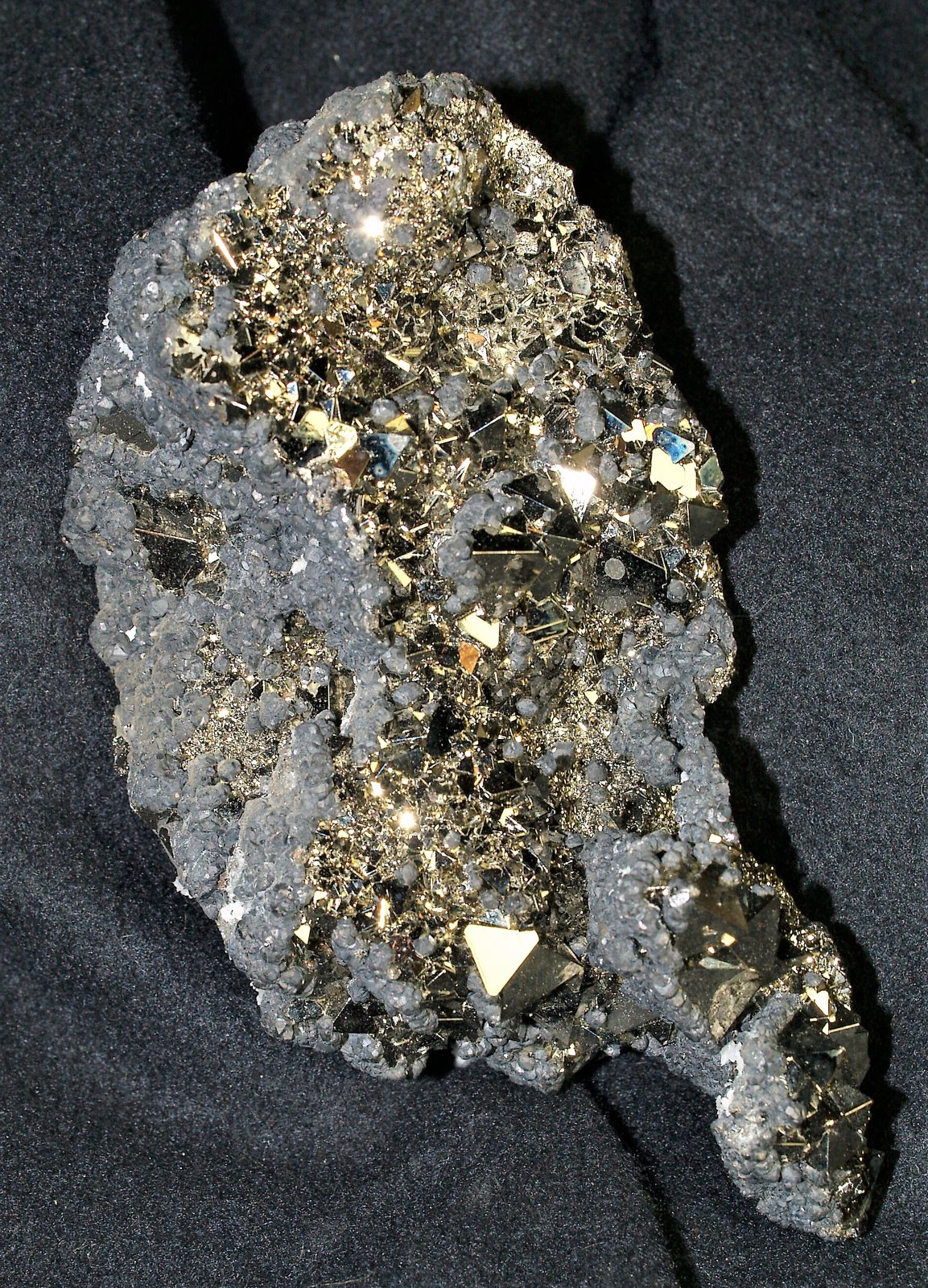 Pyrite
12x7x3 cm
(Autor: Joseph DOliveira)