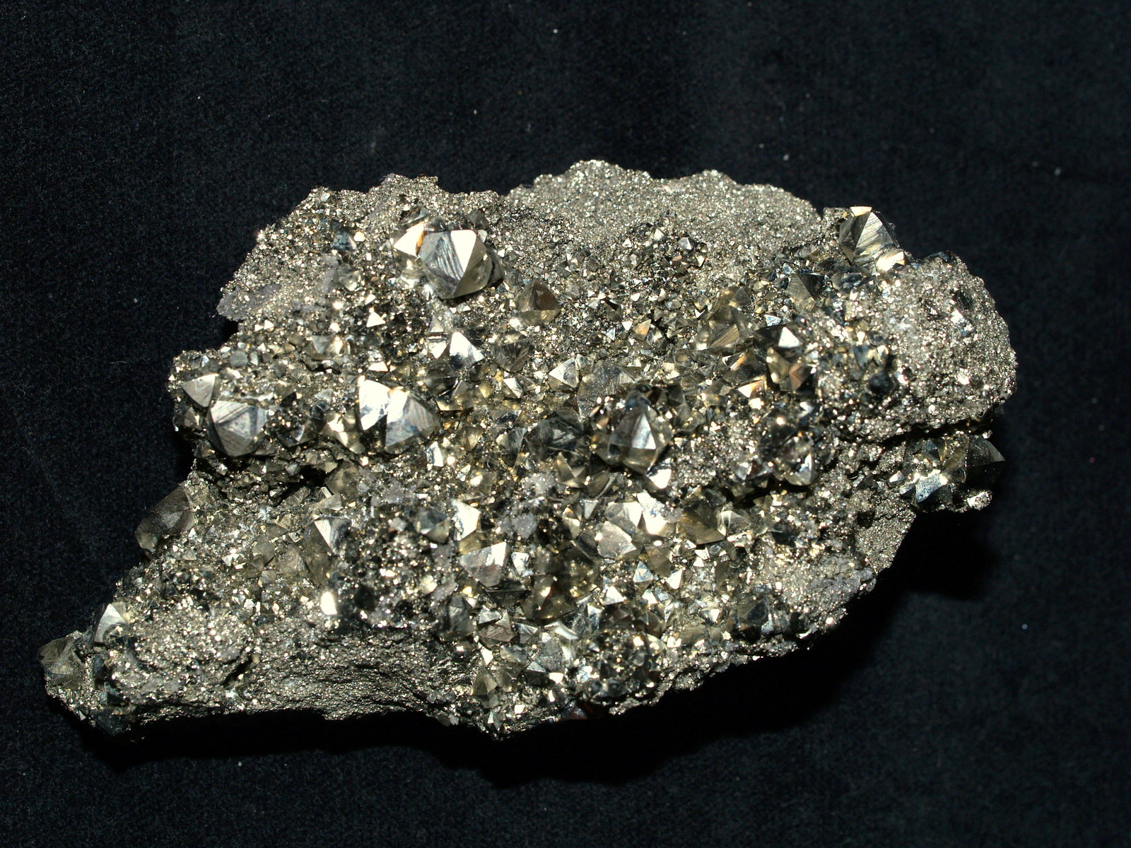 Pyrite
12x6x4 cm
(Autor: Joseph DOliveira)