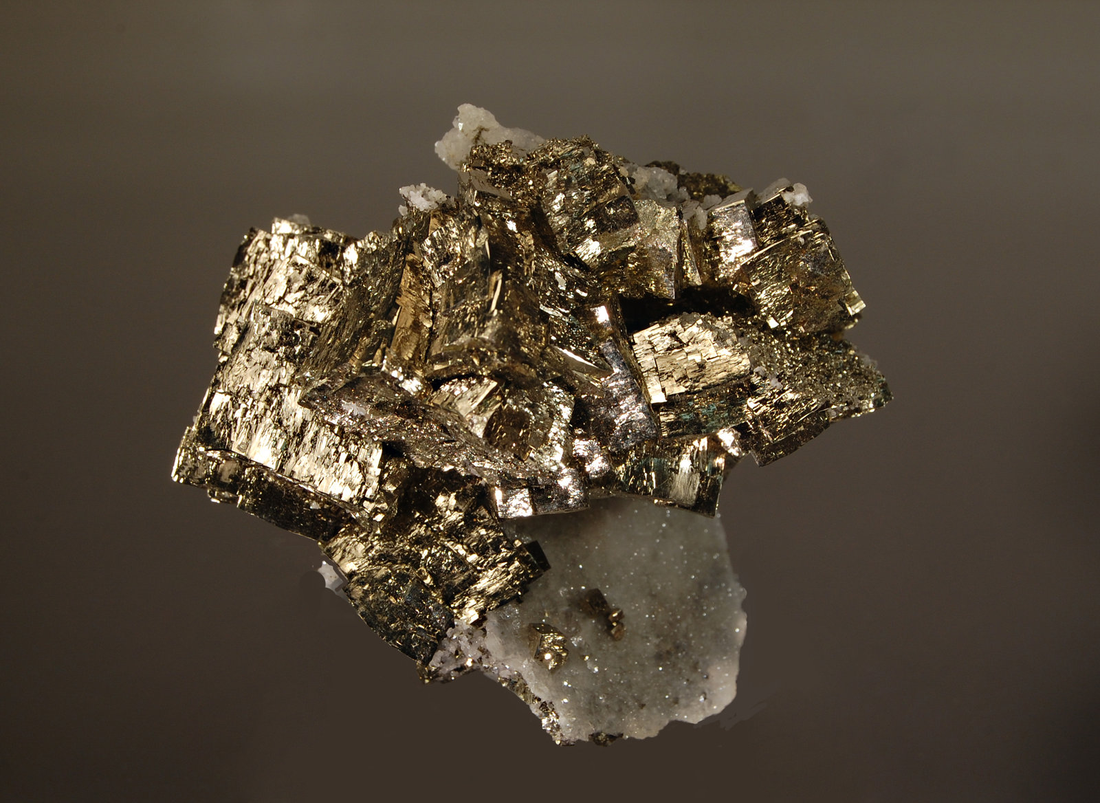 Pyrite
6.0 x 7.0 cm
(Autor: Michael Shaw)
