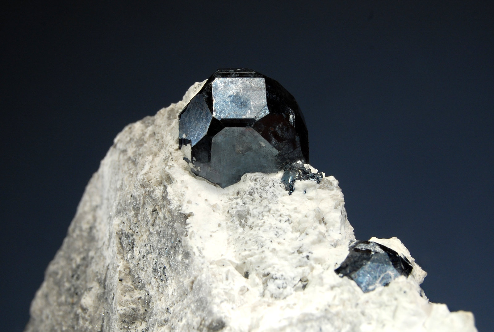 Pyrite
7.1 x 8.7 cm, xl = 1.7 cm
(Autor: Michael Shaw)