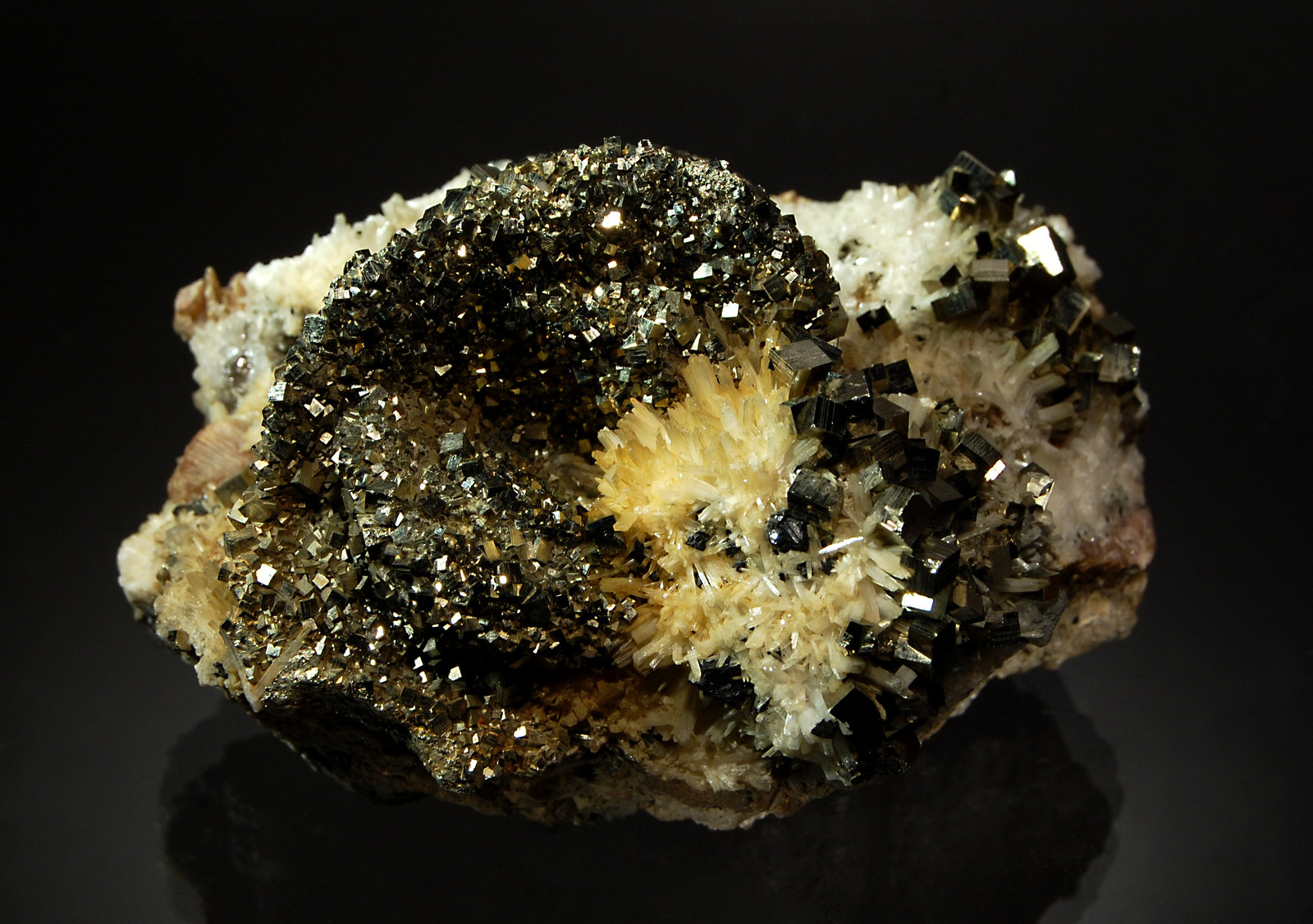 Pyrite and bertrandite
4.0 x 6.0 x 9.0 cm
(Autor: Michael Shaw)