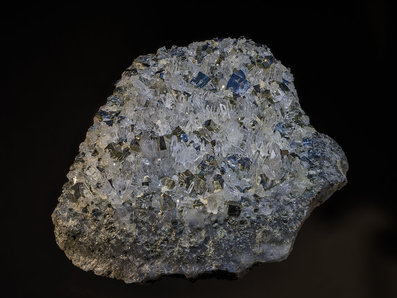 Pyrite, Quartz
11.6 x 10.0 cm
(Autor: am mizunaka)