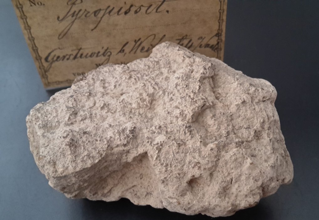 pyropissite (mixture of Bitumen, Coal, Illite, Kaolinite, Quartz...)
7 x 5 cm
(Autor: Andreas Gerstenberg)