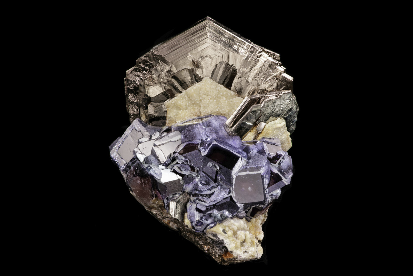 Pyrrhotite with Apatite (Group), Galena and Fluorite
9 x 7 x 10.5 cm / main crystal: 7.9 cm.
(Autor: MIM Museum)
