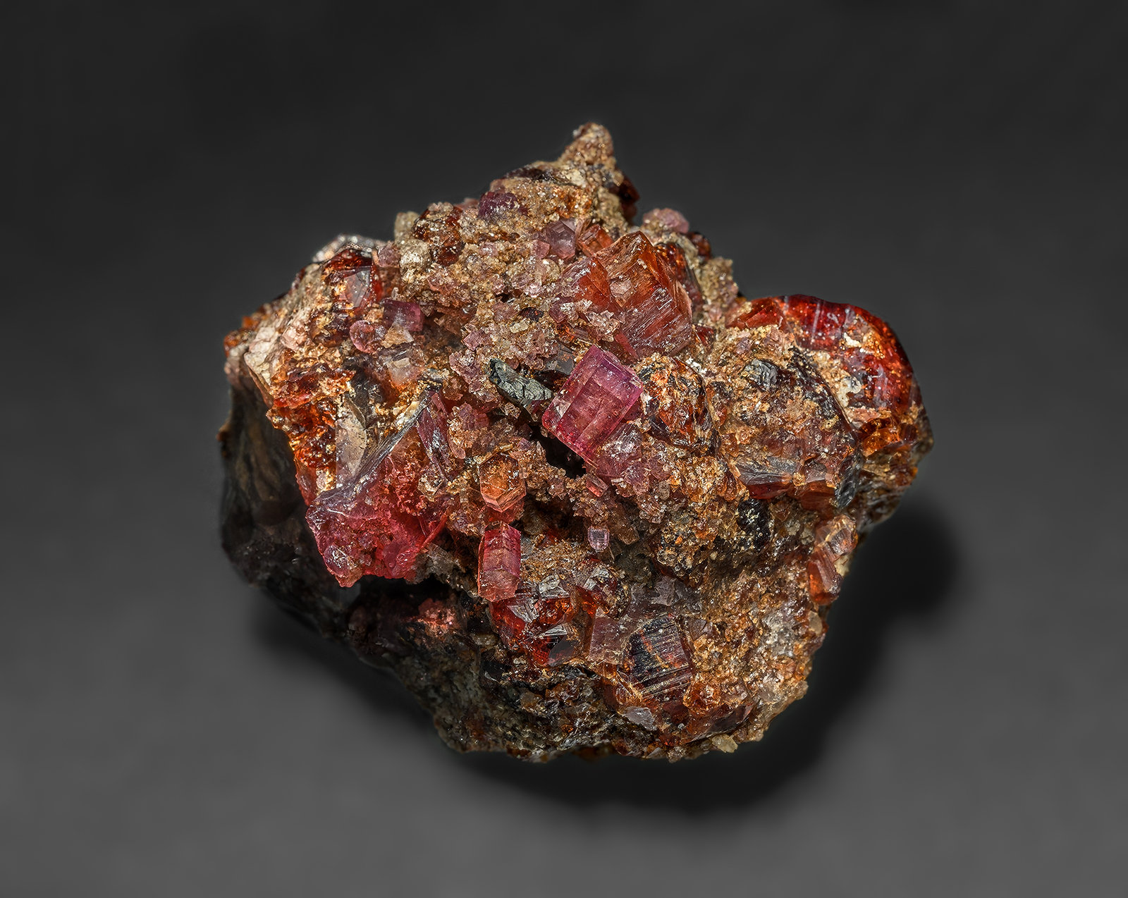 Pyrosmalite, Spessartine,
3.3 x 3.1 cm
(Autor: am mizunaka)