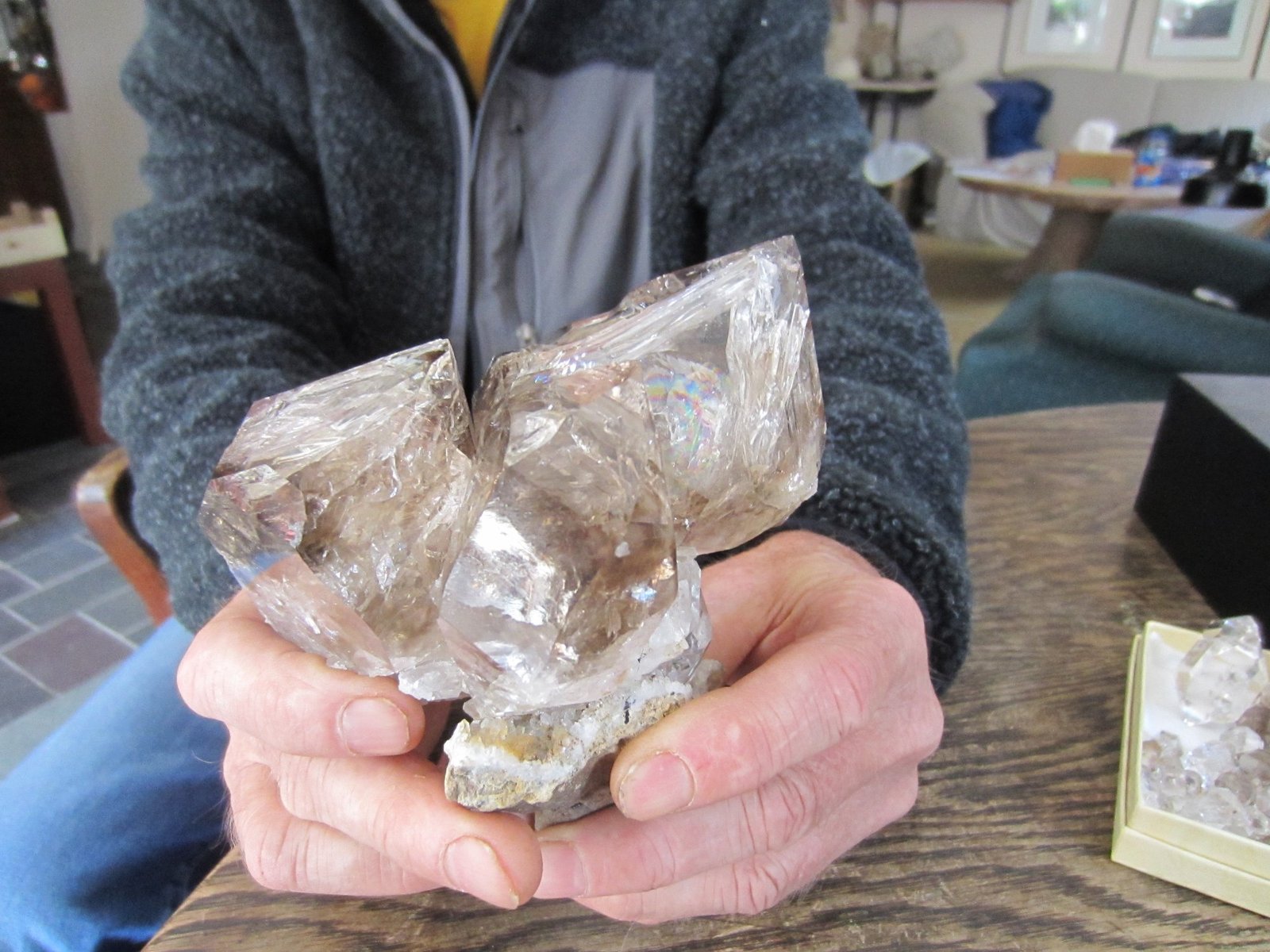 Quartz on dolostone
Fingers for scale.
(Autor: vic rzonca)